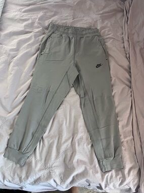 Nike Men’s Gray Jogger Sweatpants - Size Small